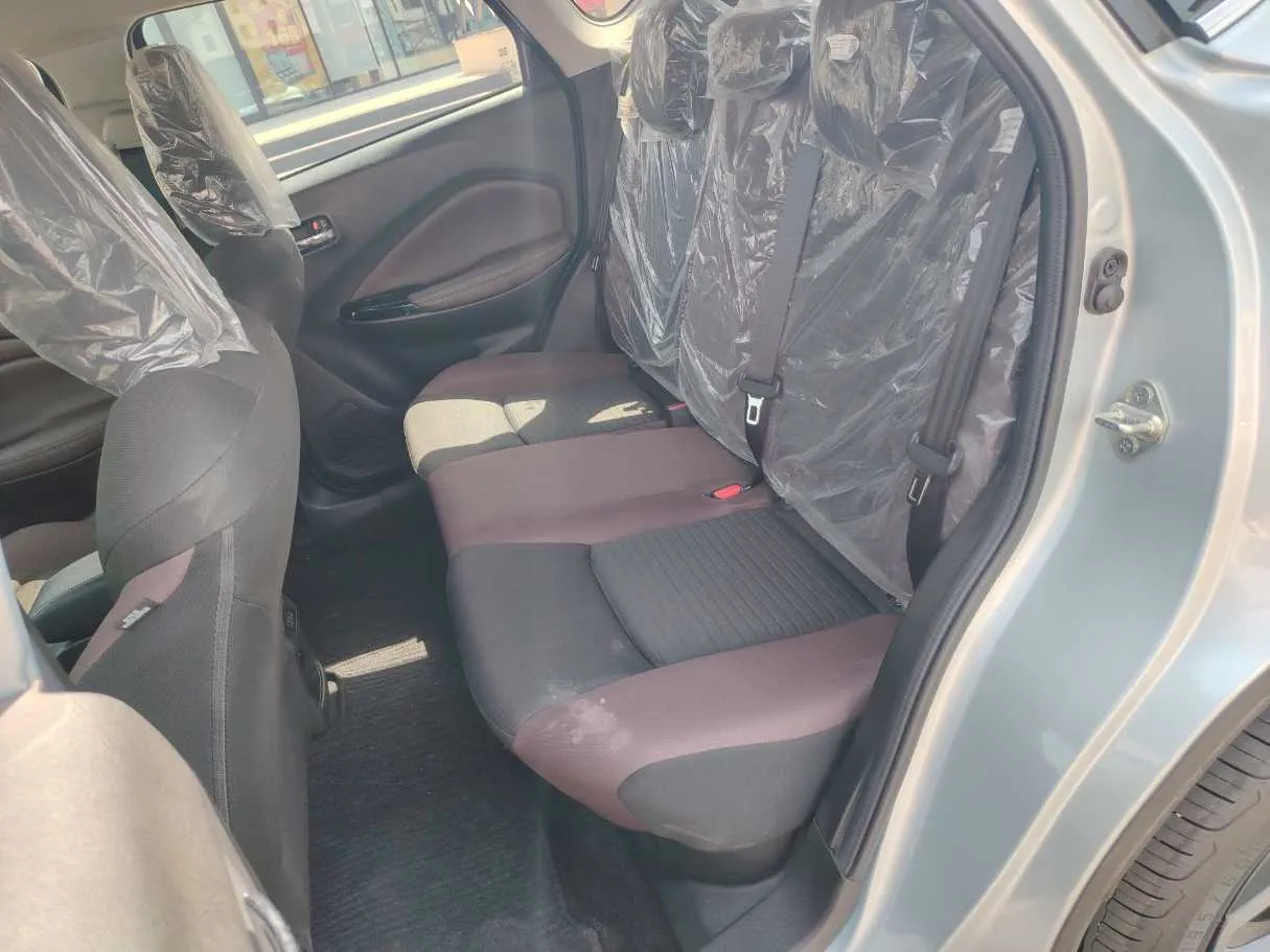 Car image 16