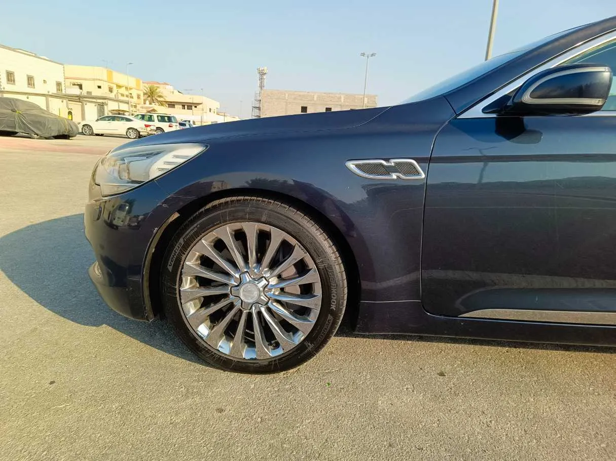 Car image 9