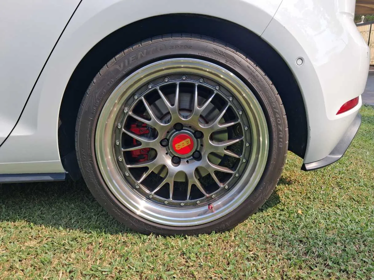 Car image 9