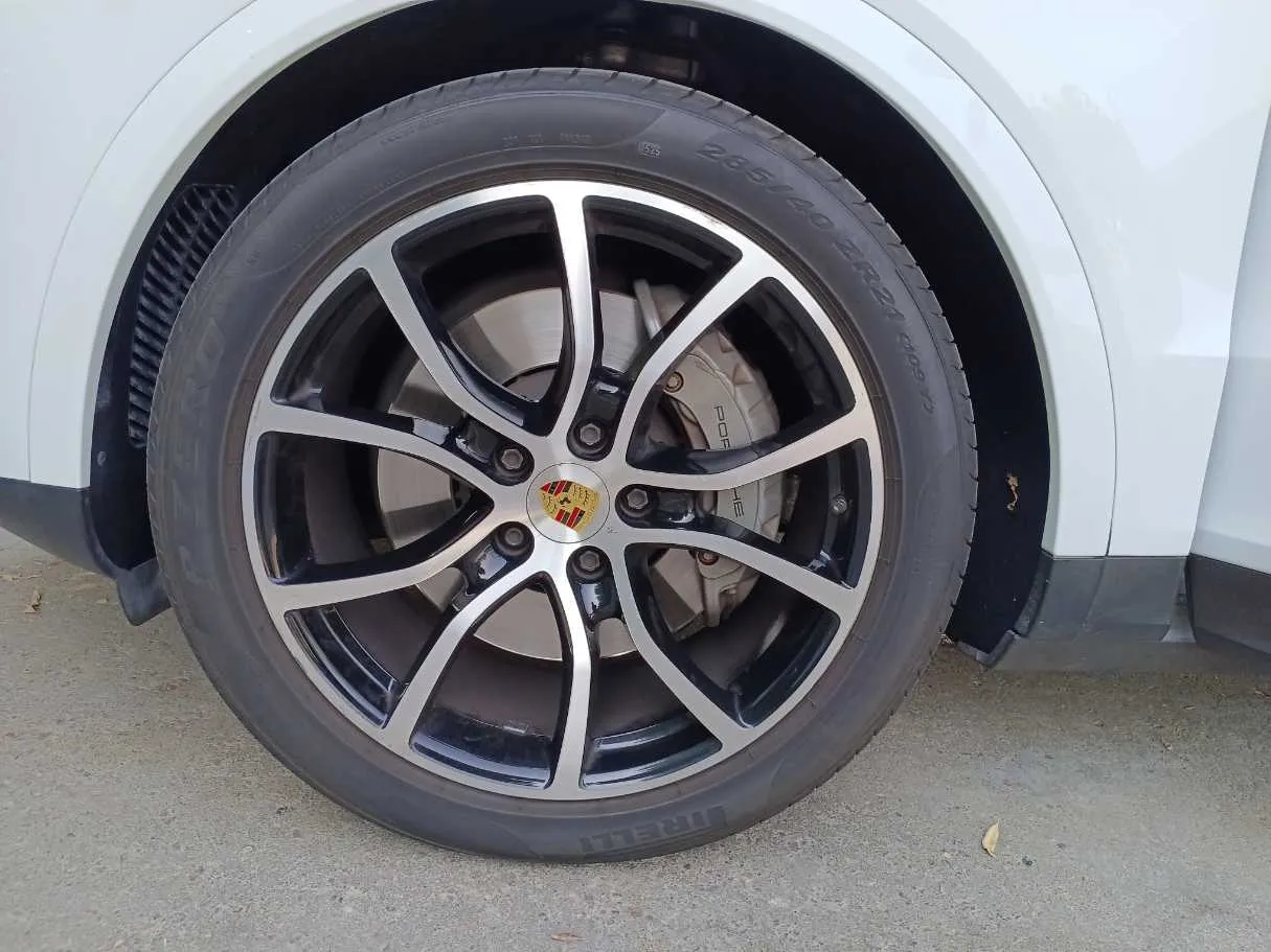Car image 10