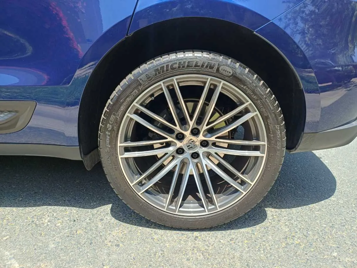 Car image 9