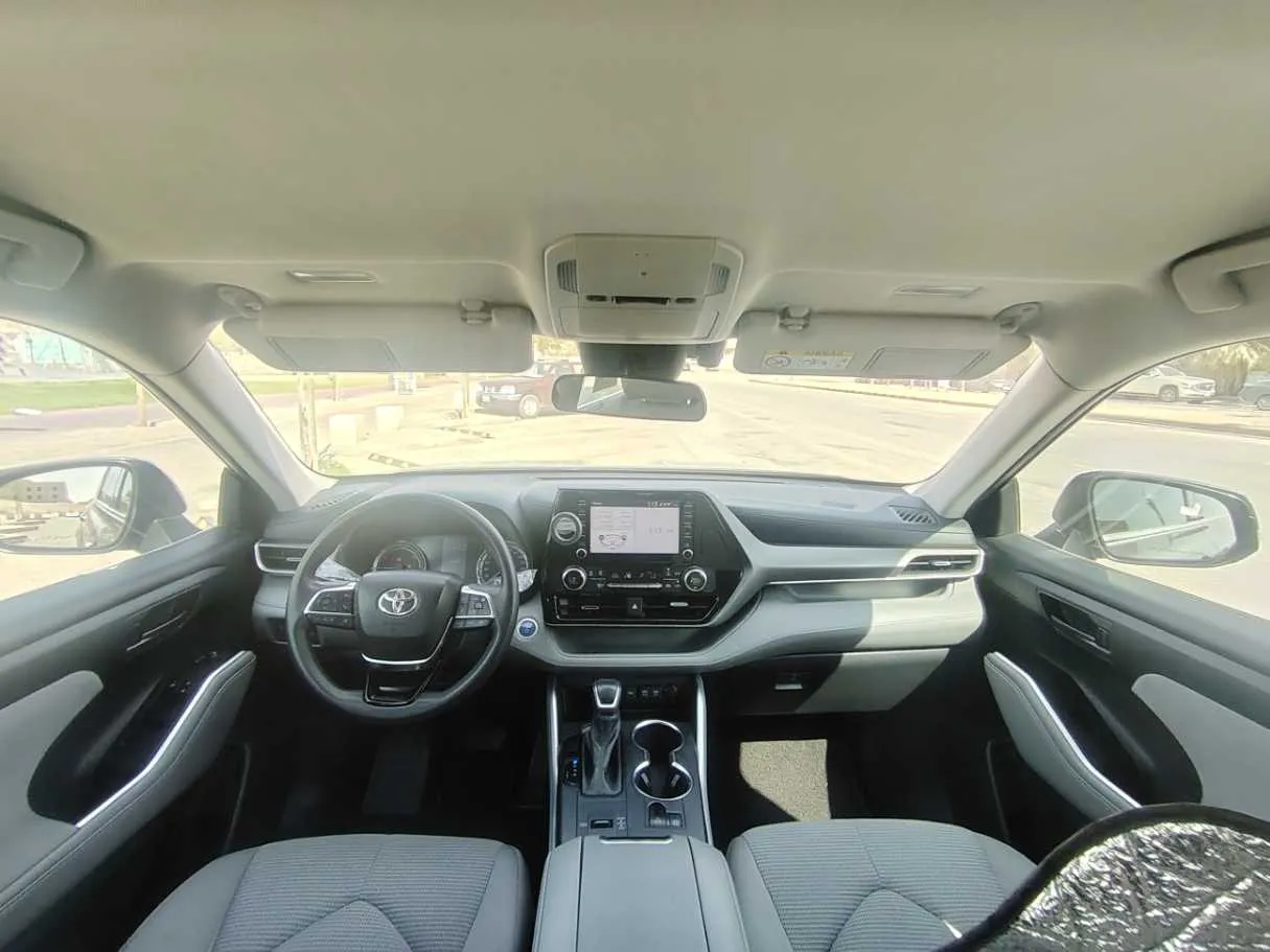 Car image 18