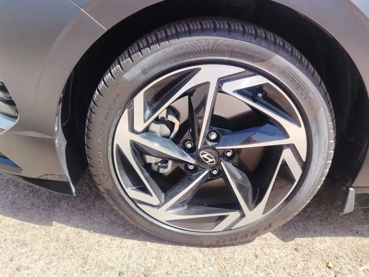 Car image 10