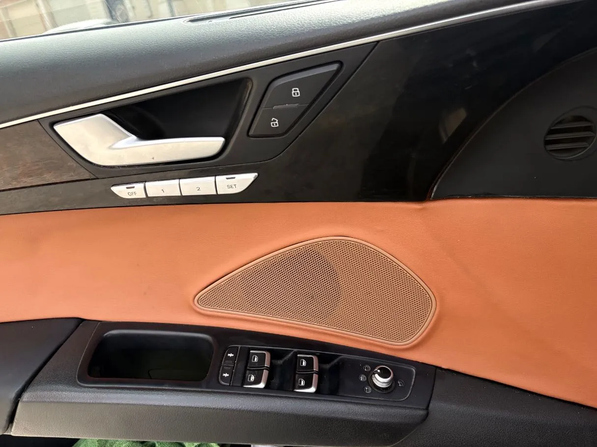 Car image 27