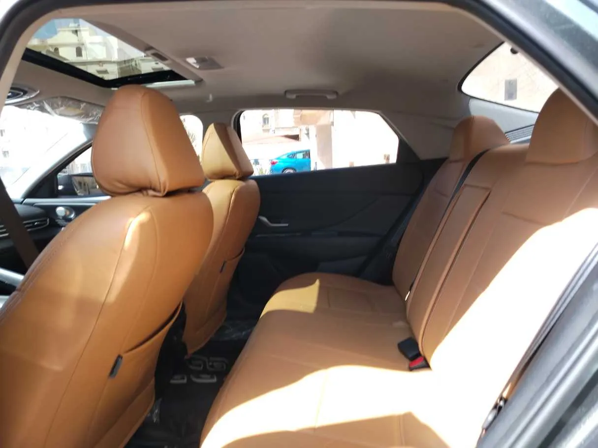Car image 17