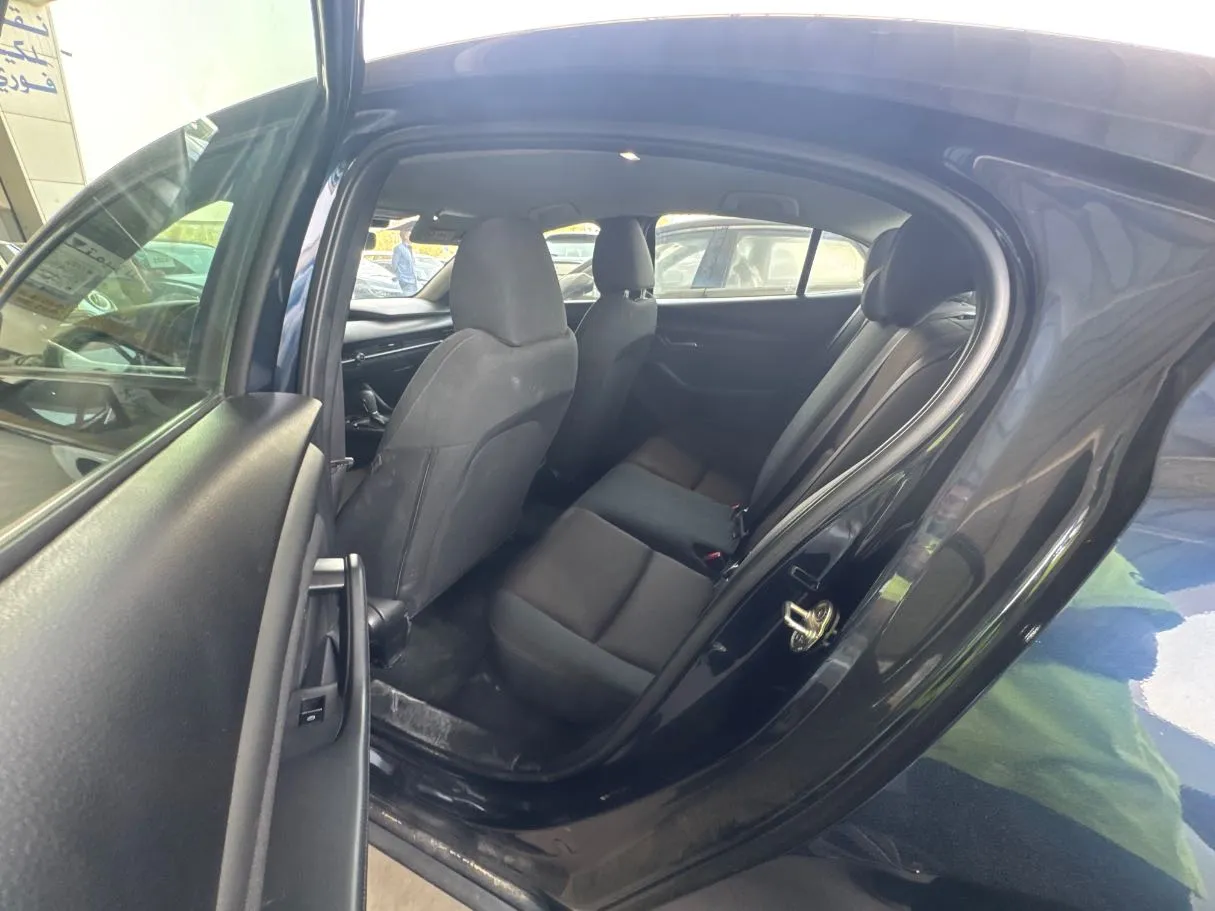 Car image 14