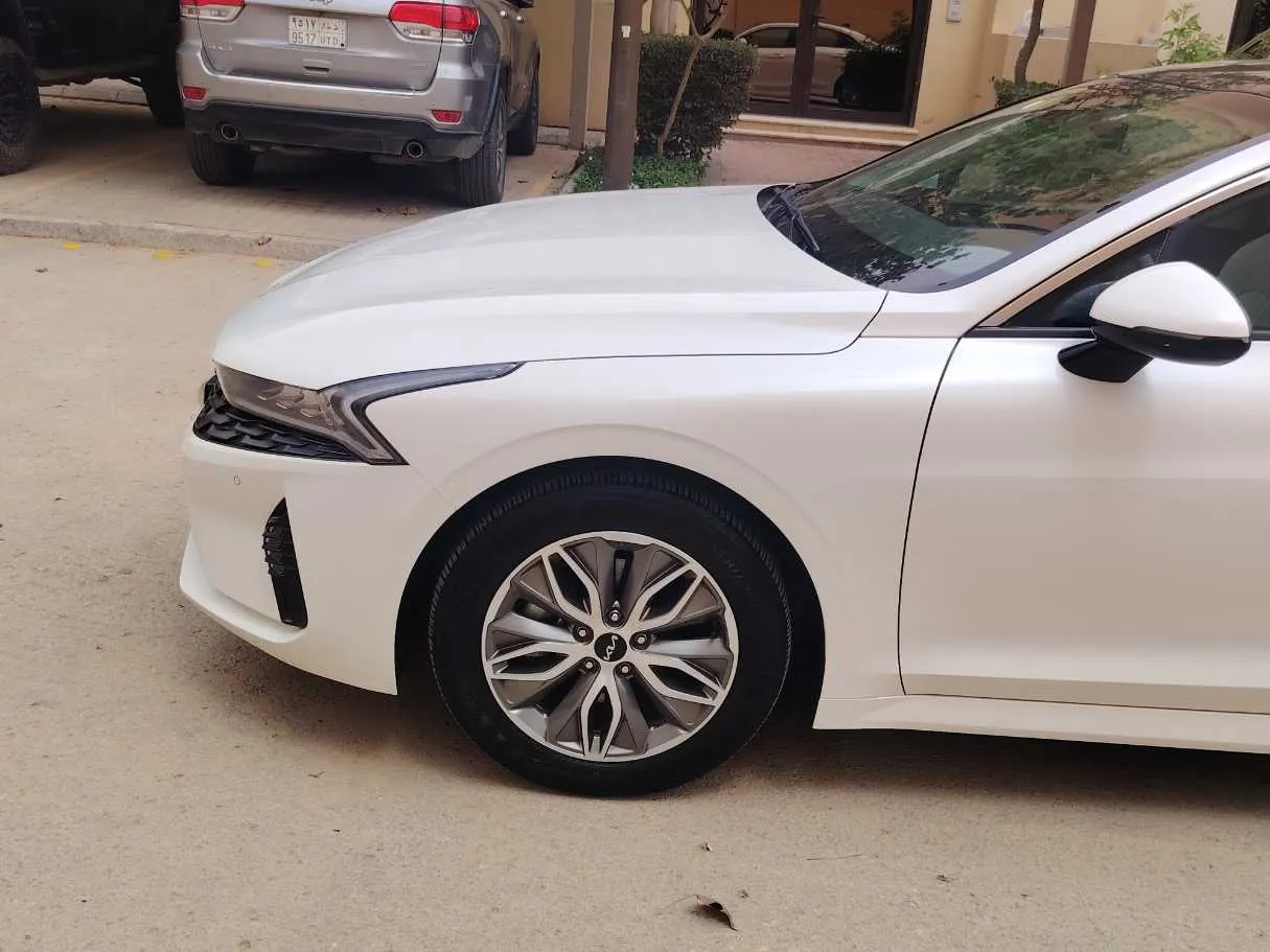 Car image 9