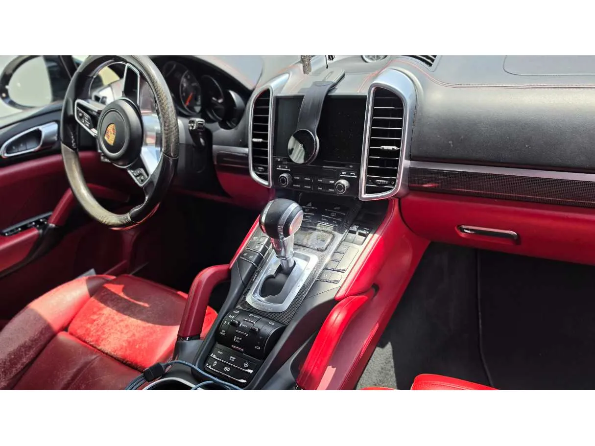 Car image 11