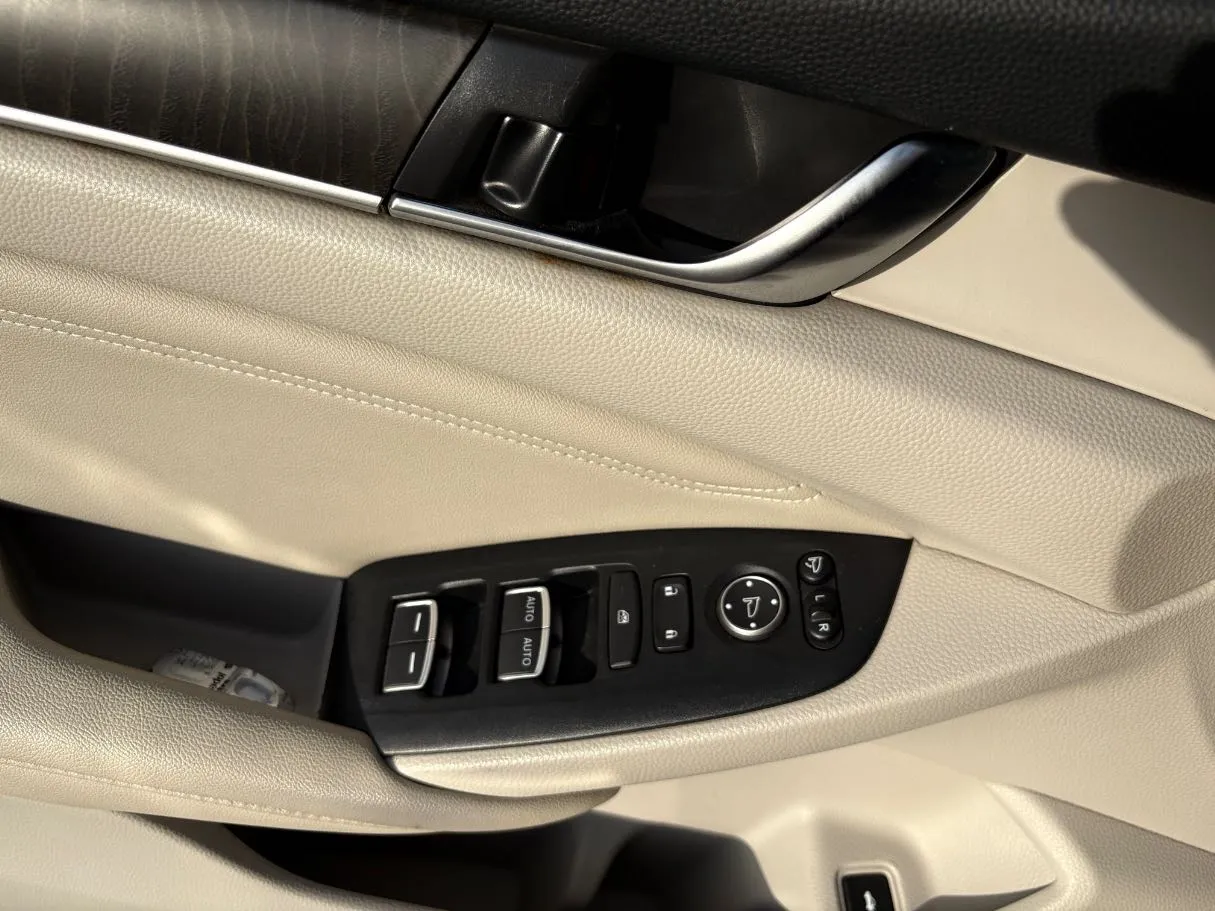 Car image 27