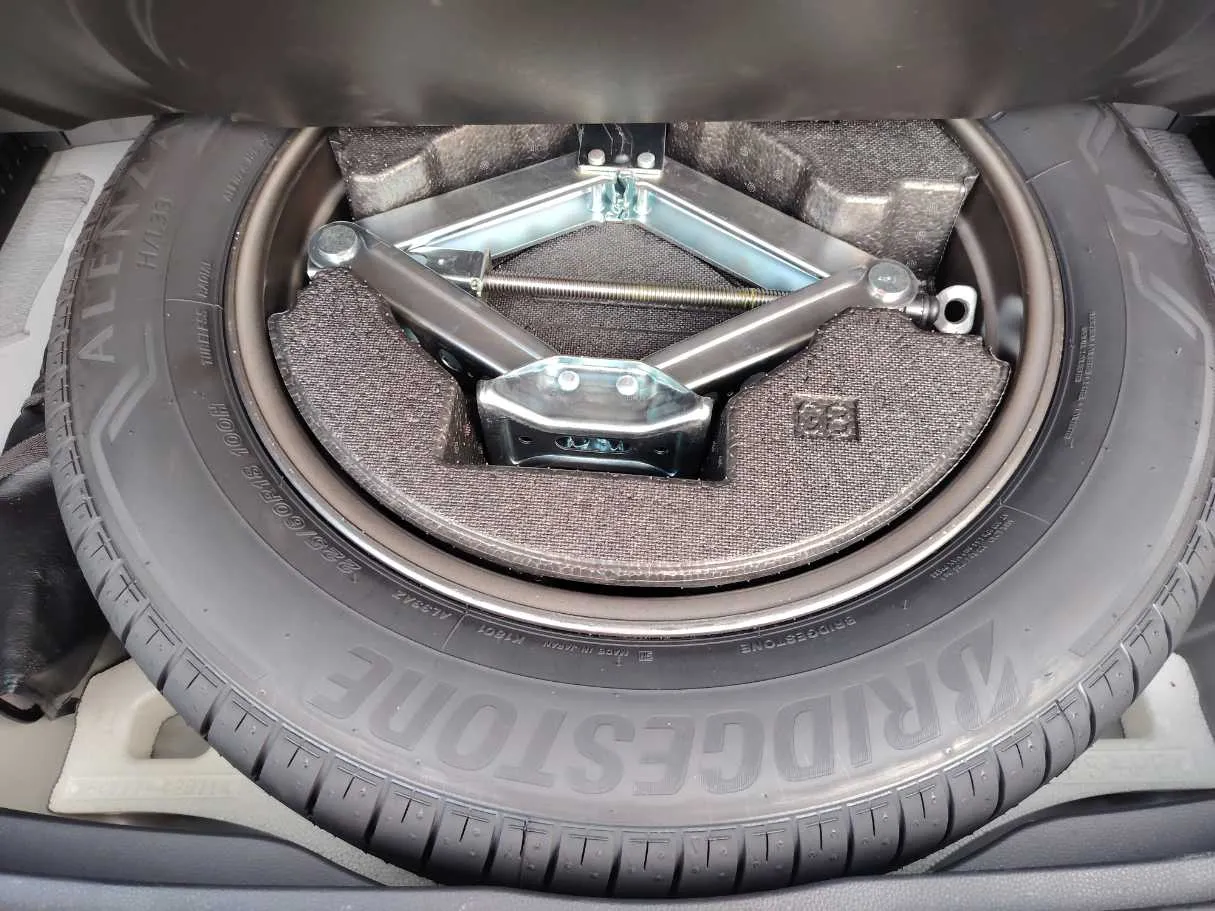 Car image 26