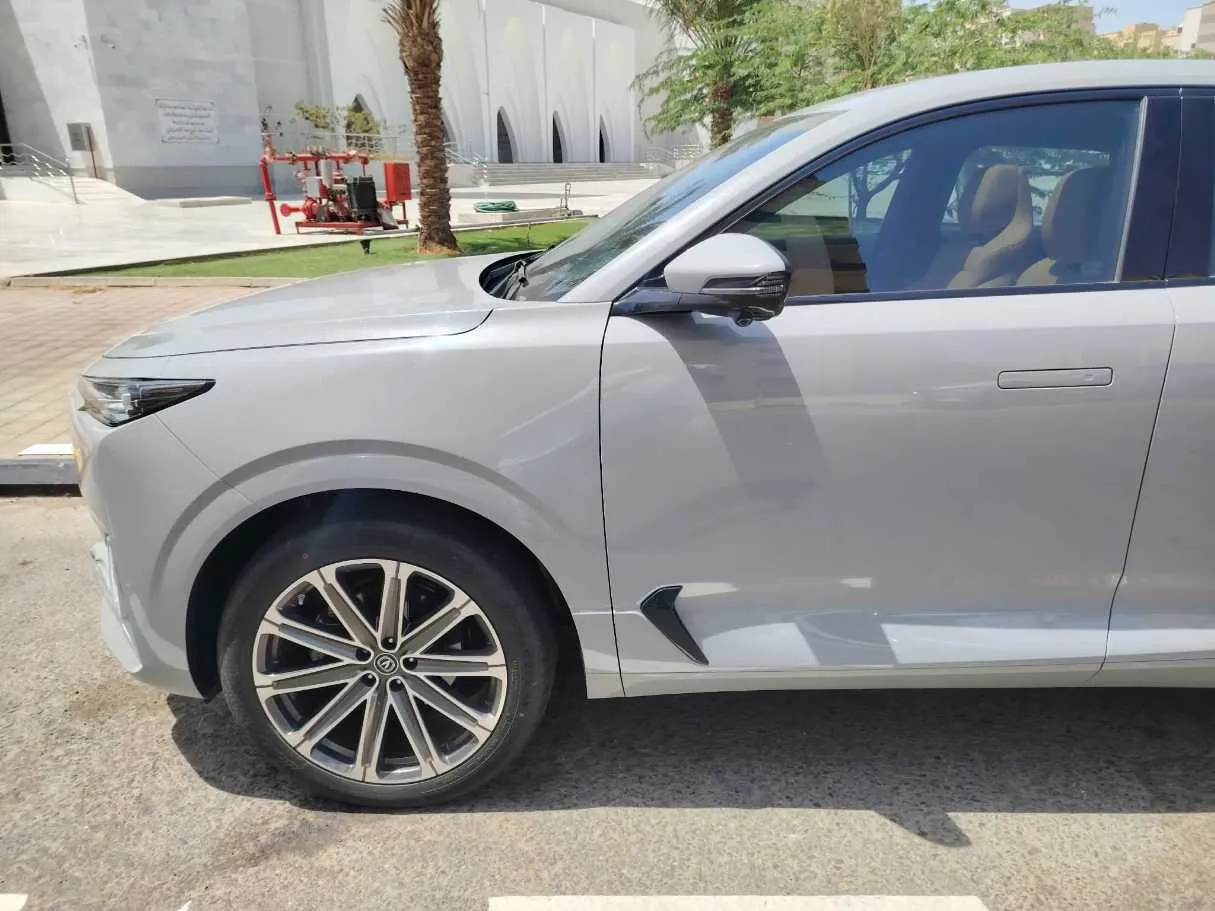 Car image 9