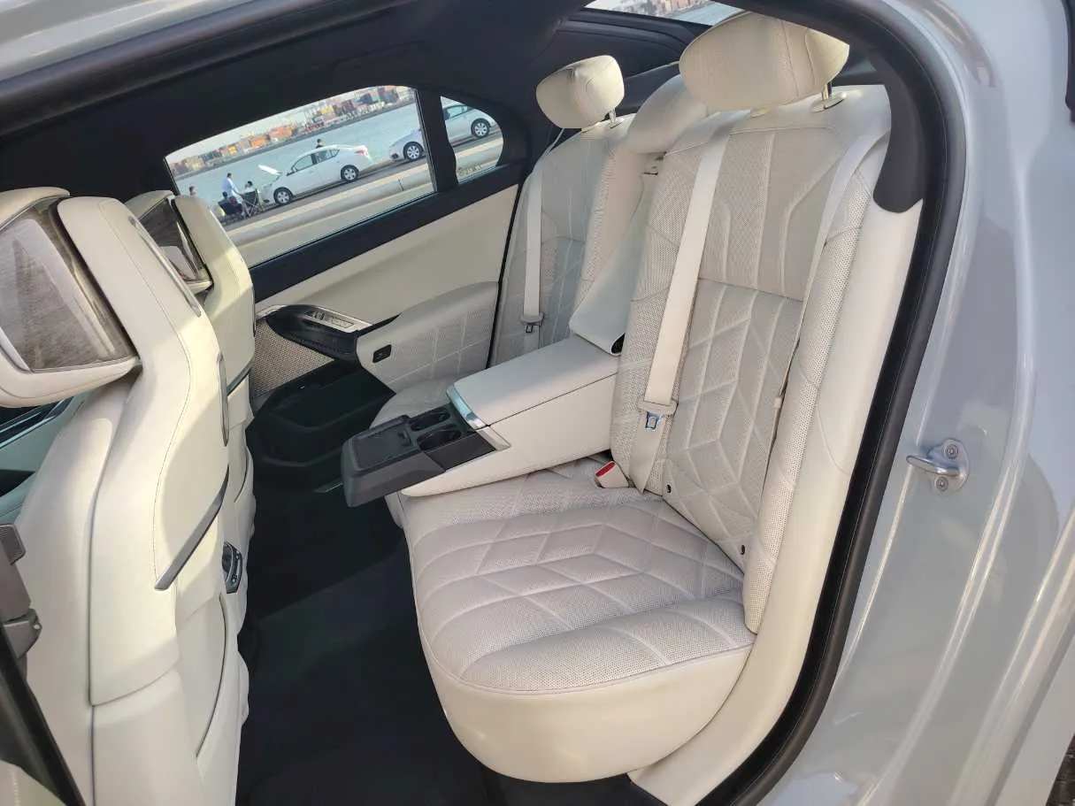 Car image 16