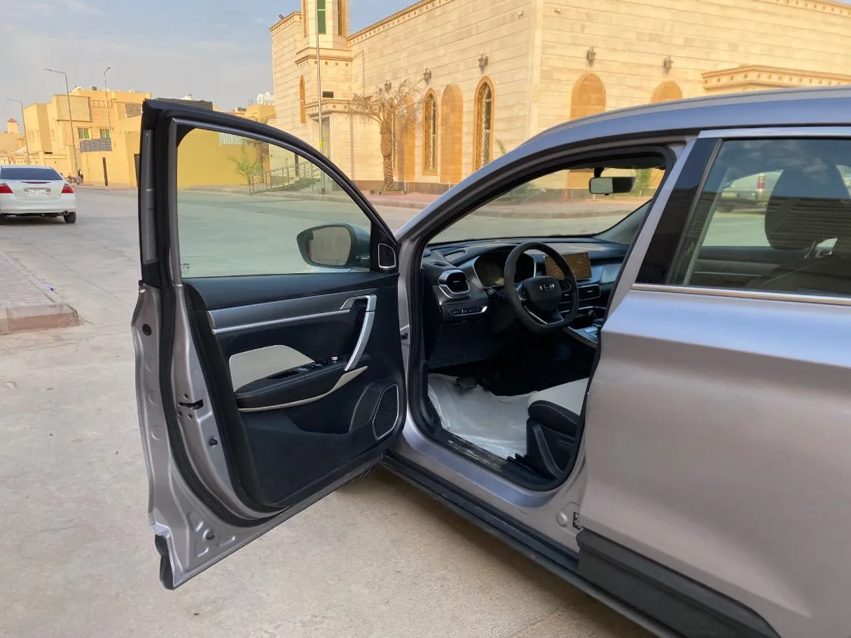 Car image 10