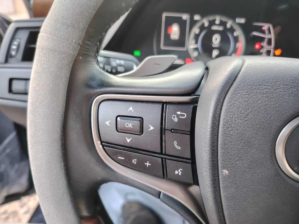 Car image 25