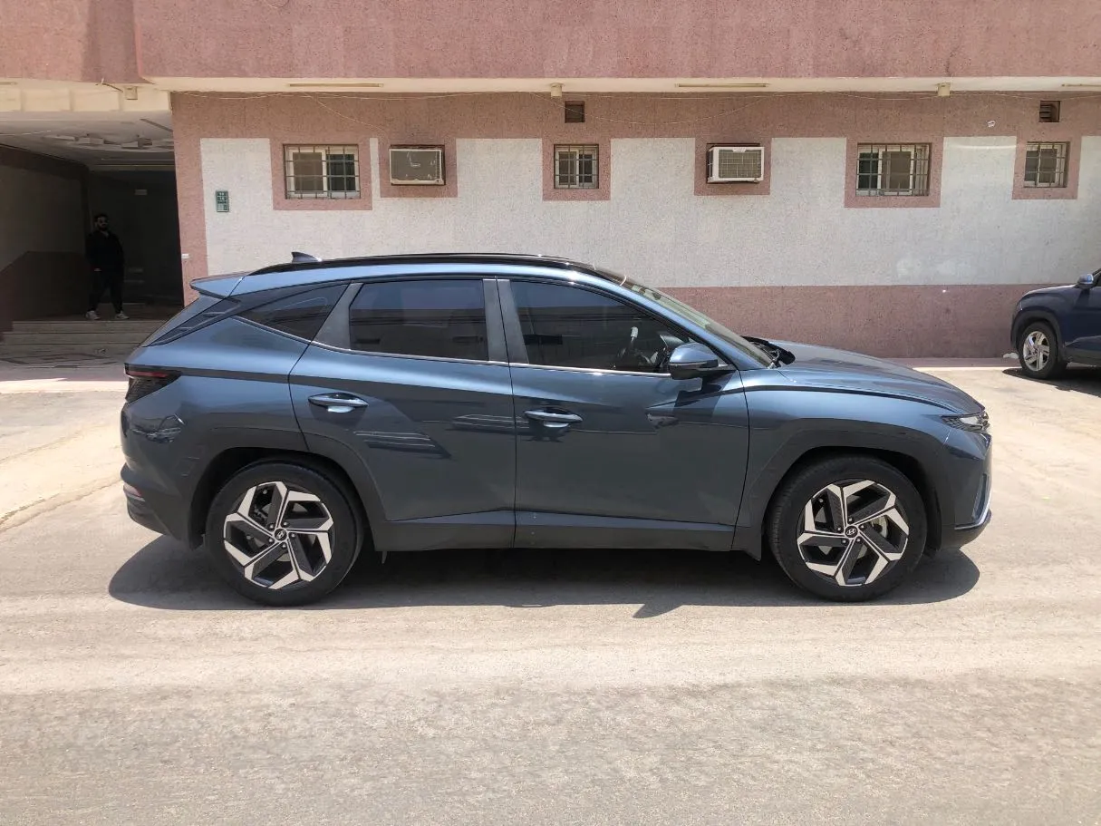 Car image 4