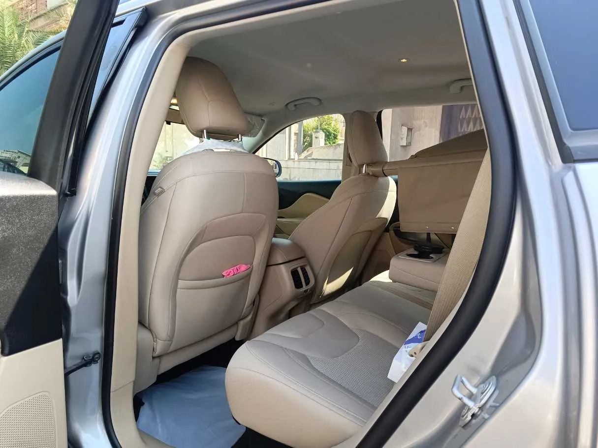 Car image 18