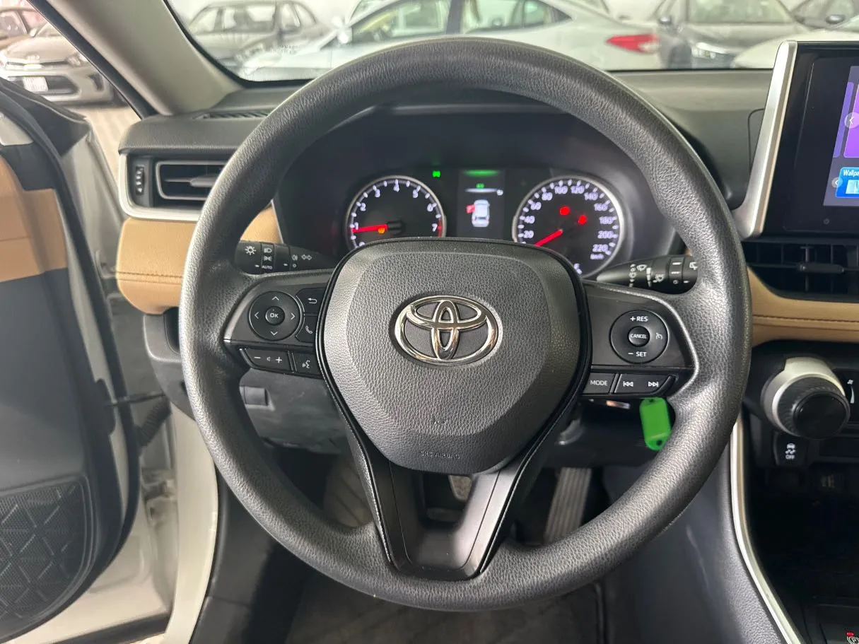 Car image 13