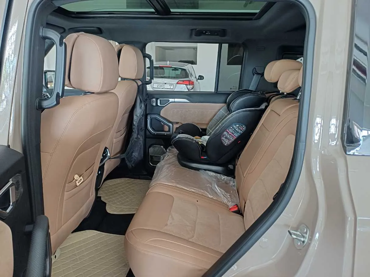 Car image 14