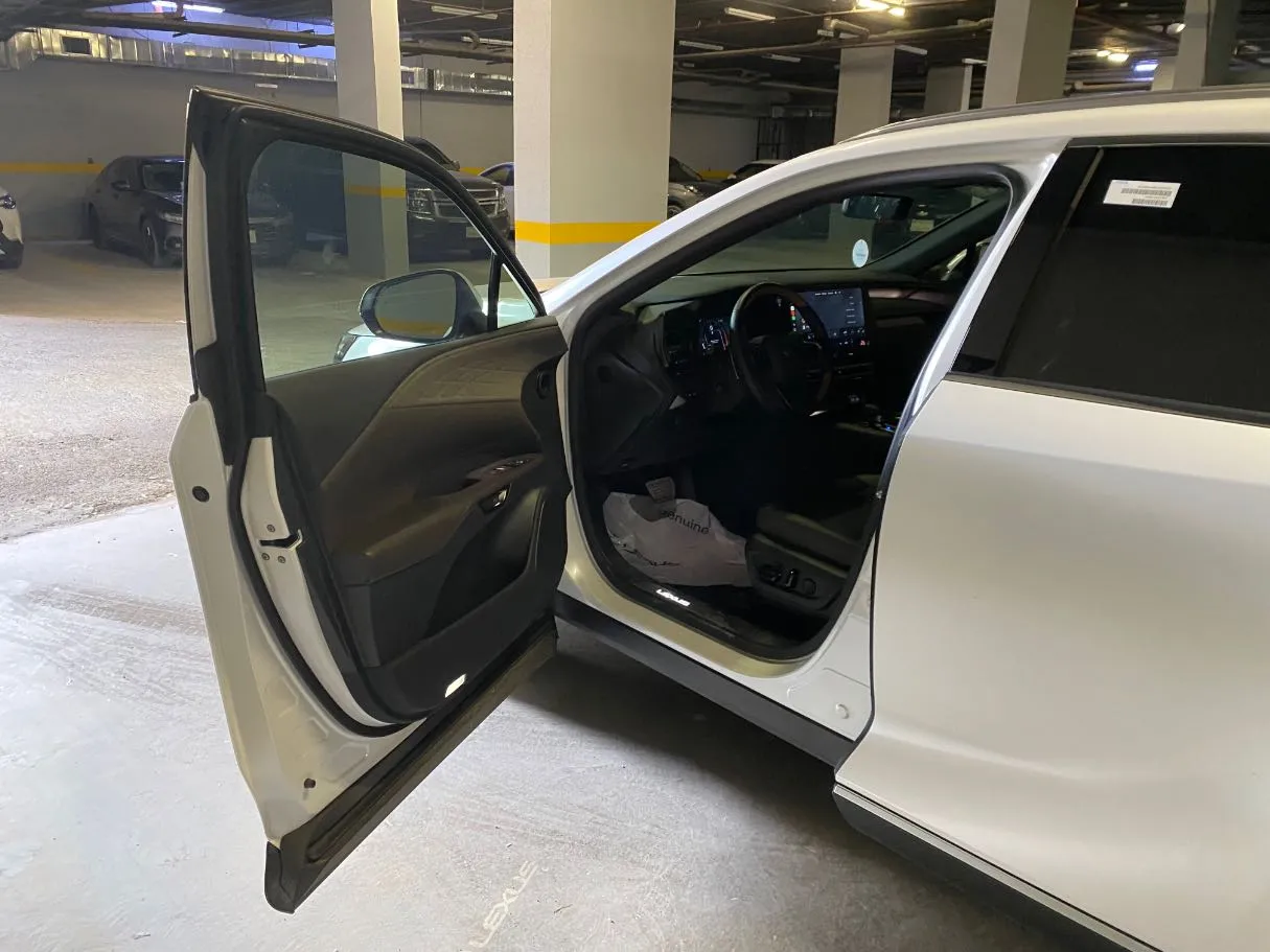 Car image 10