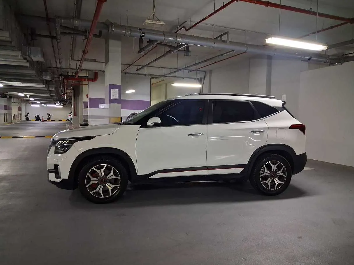 Car image 4