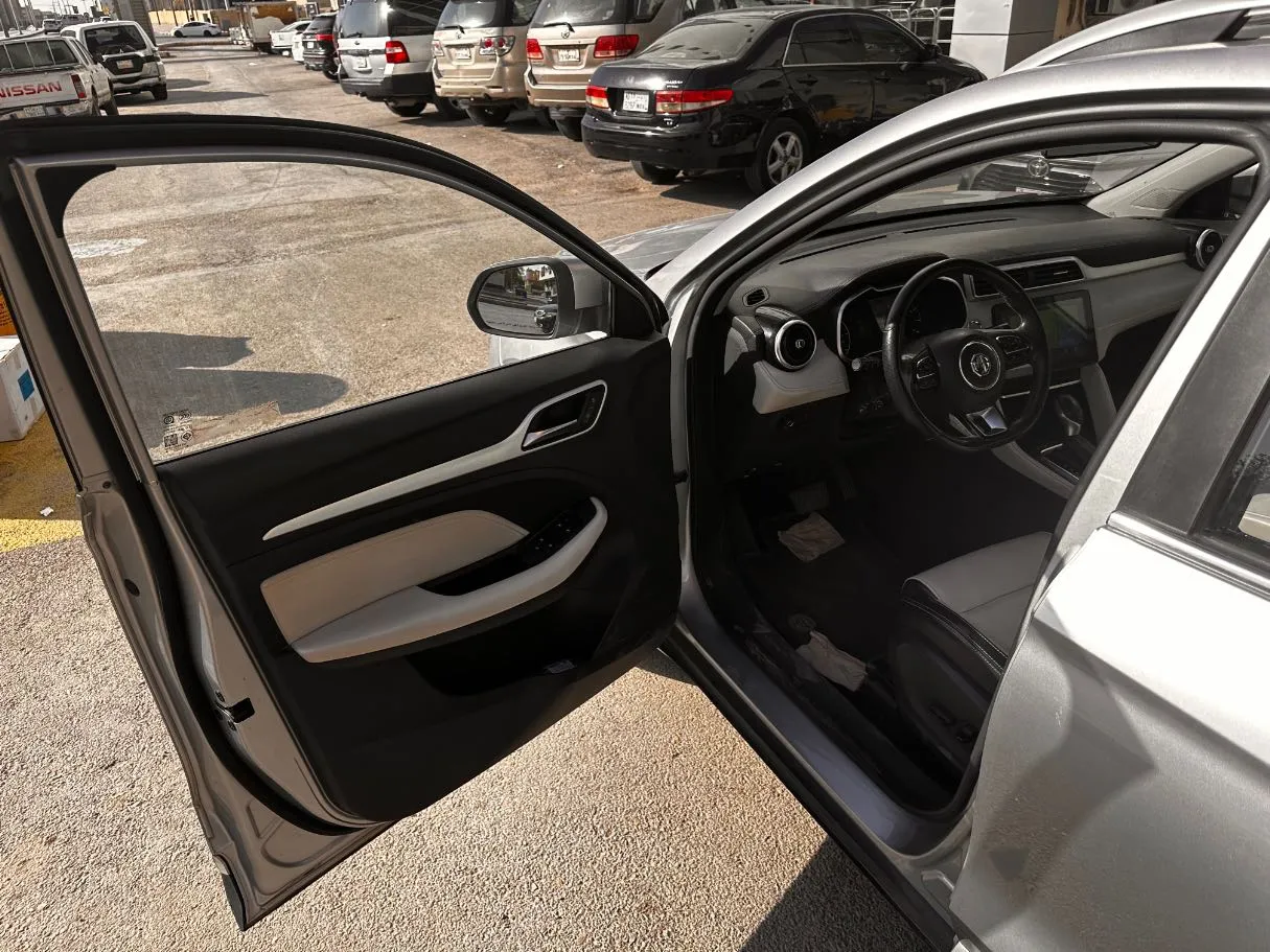 Car image 11