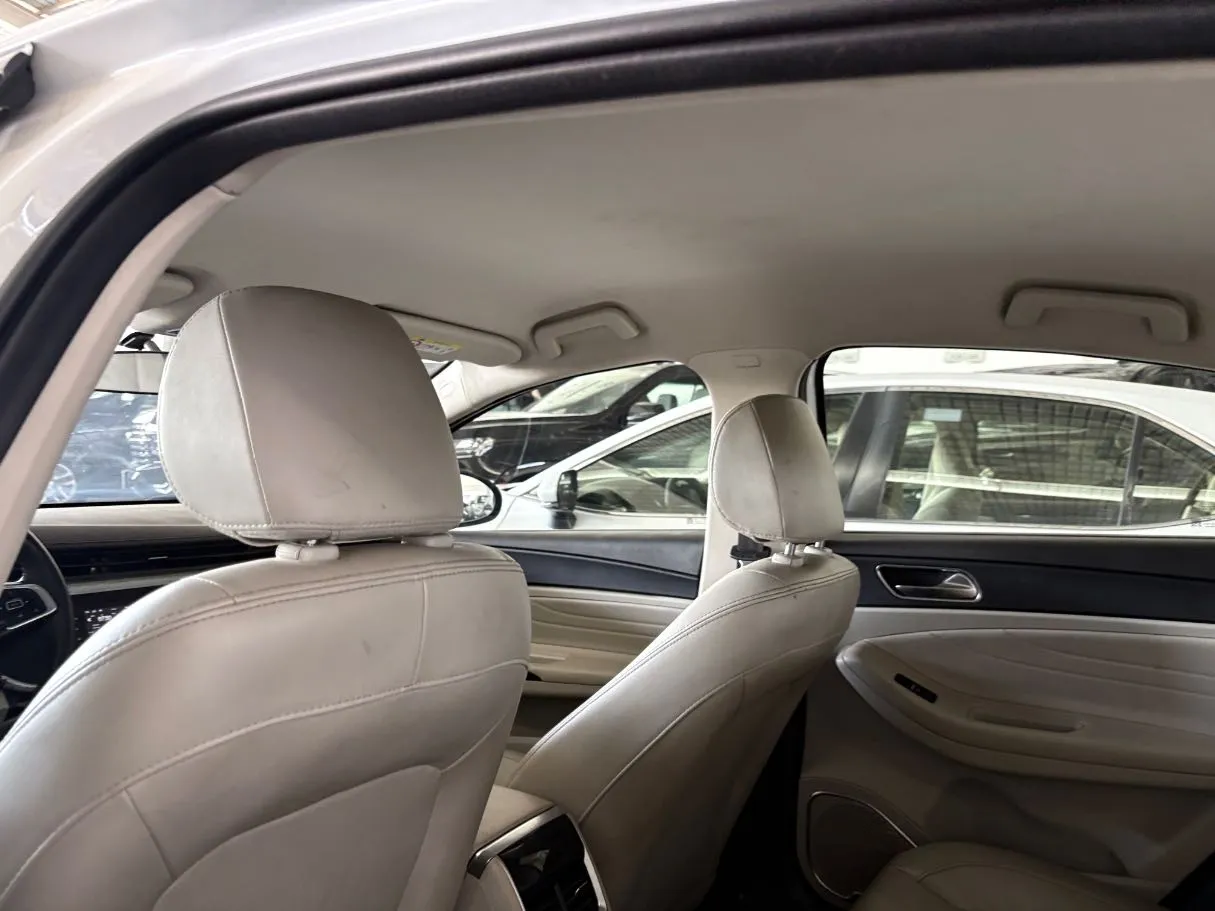 Car image 16