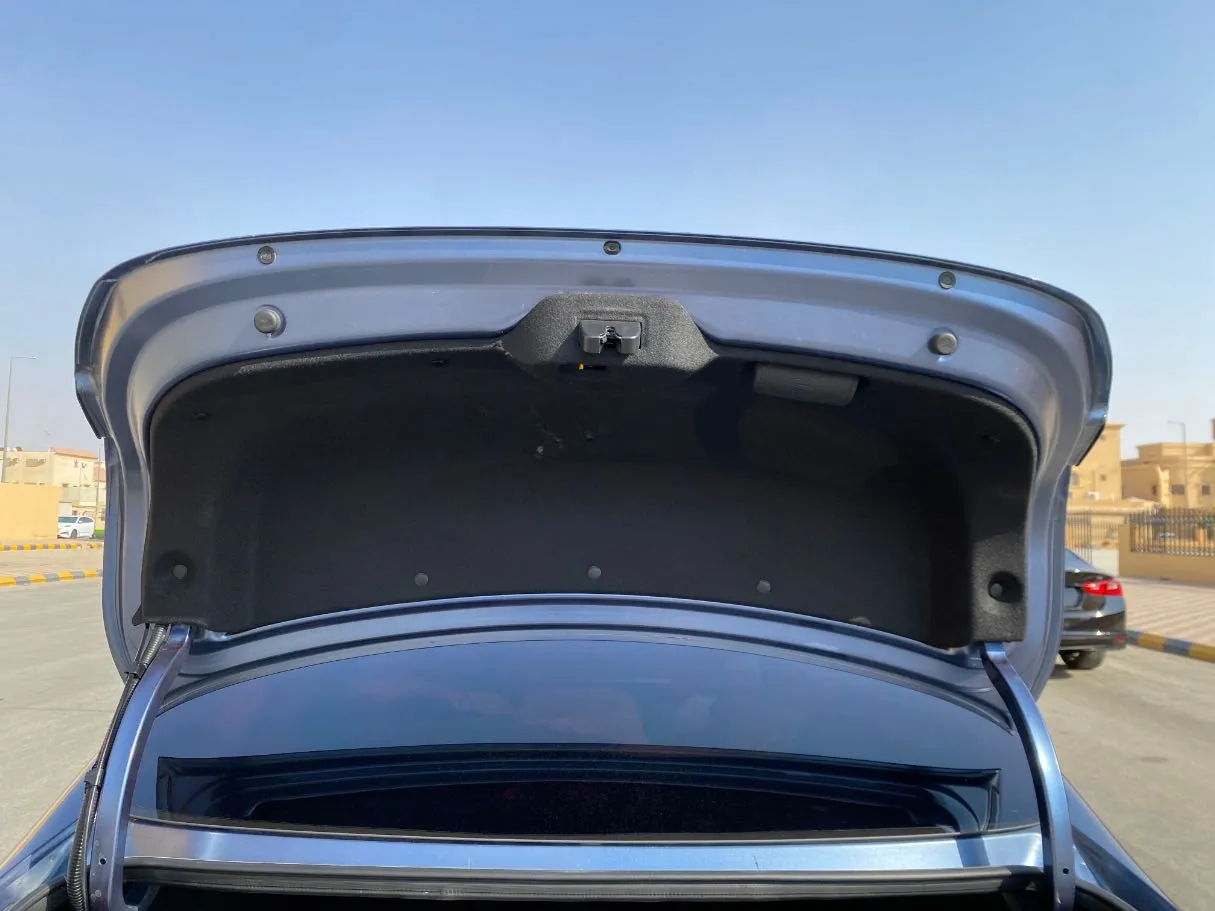 Car image 19