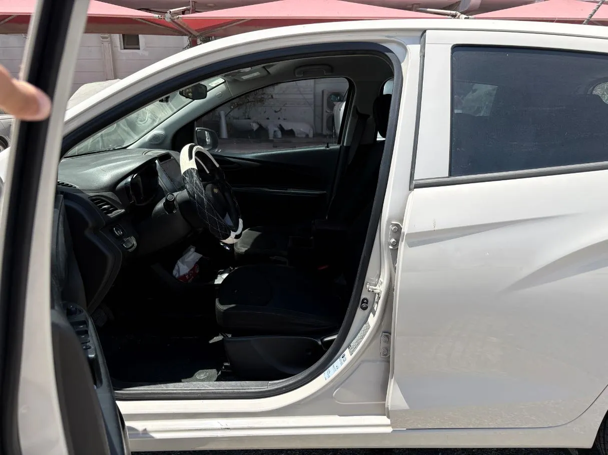Car image 12
