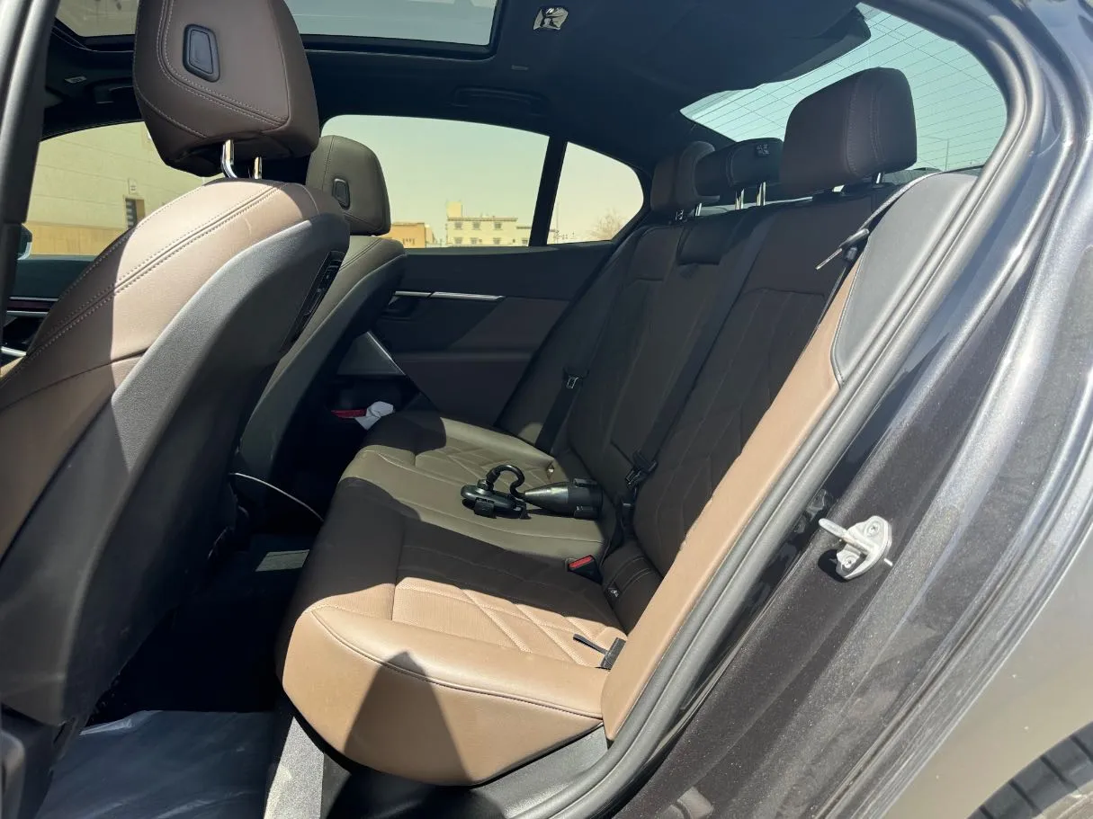 Car image 14