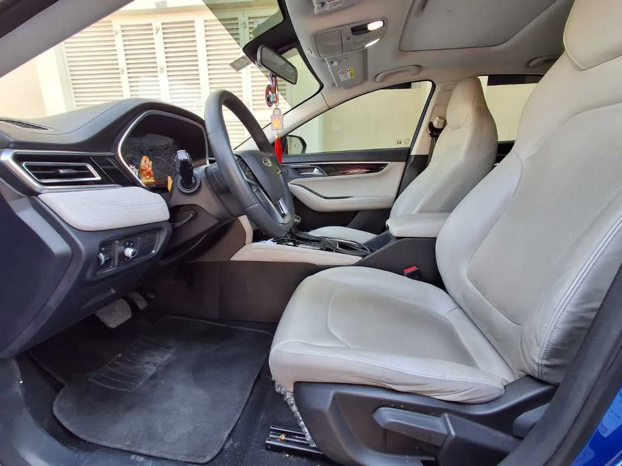 Car image 12