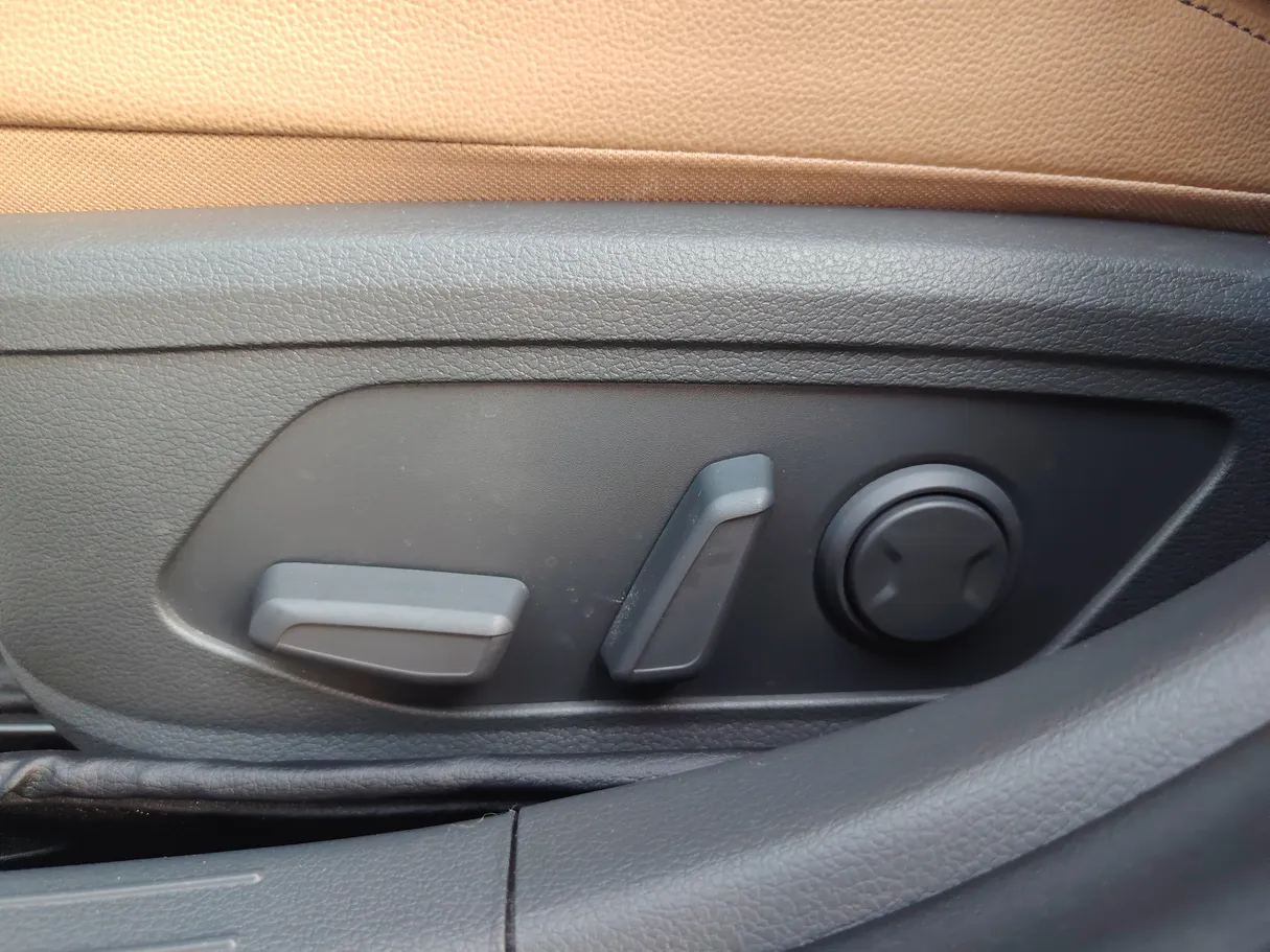 Car image 27
