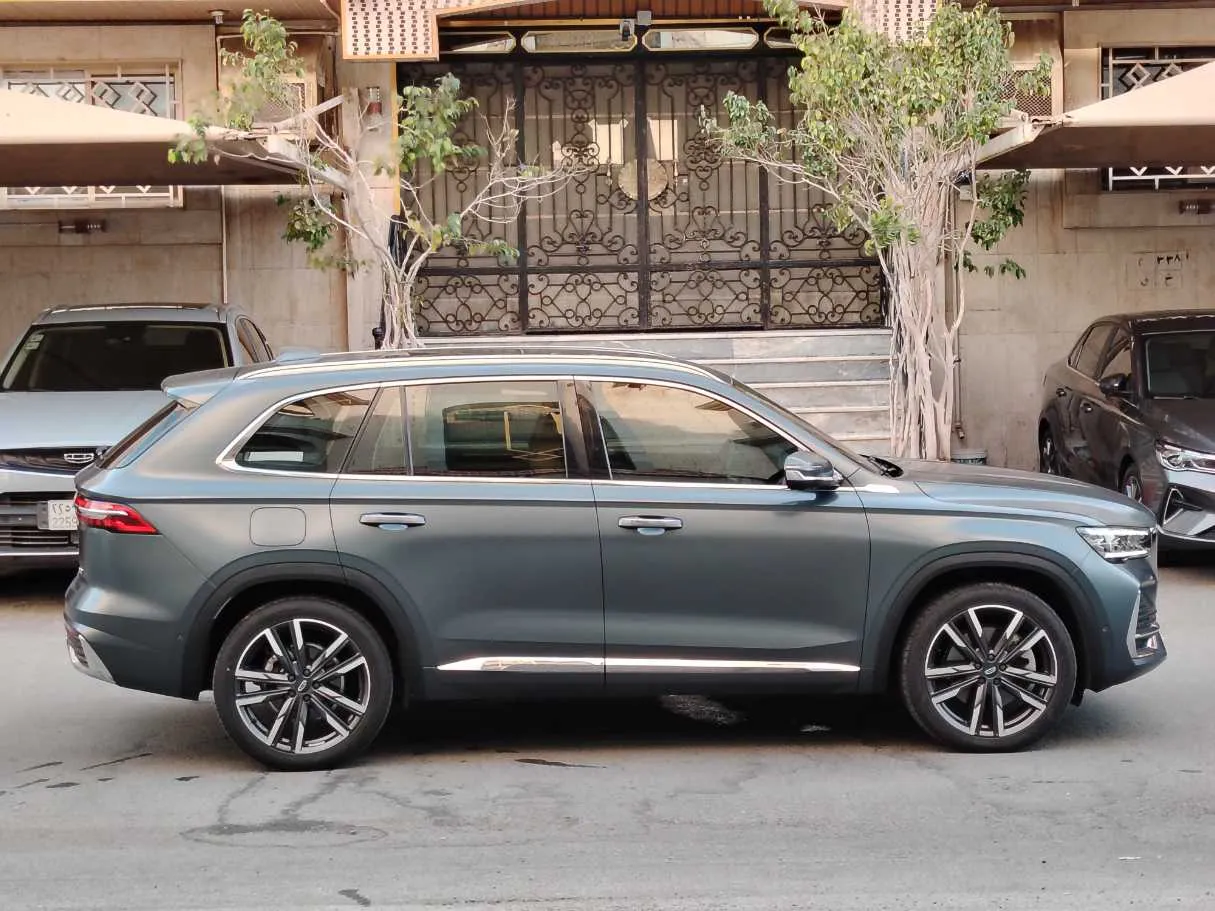 Car image 4