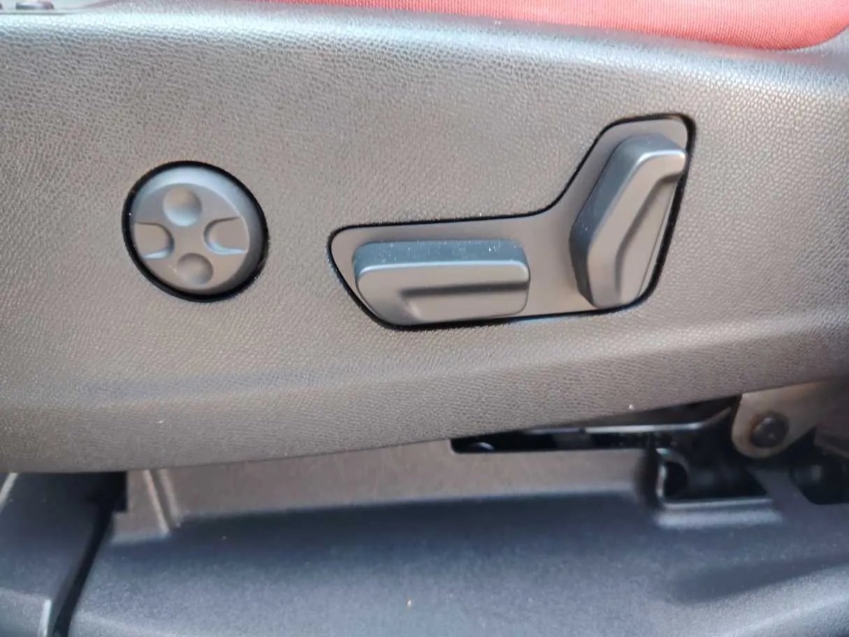 Car image 30