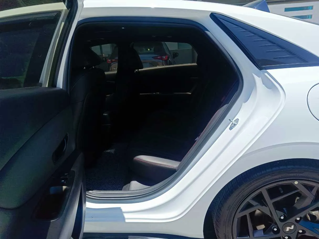 Car image 17