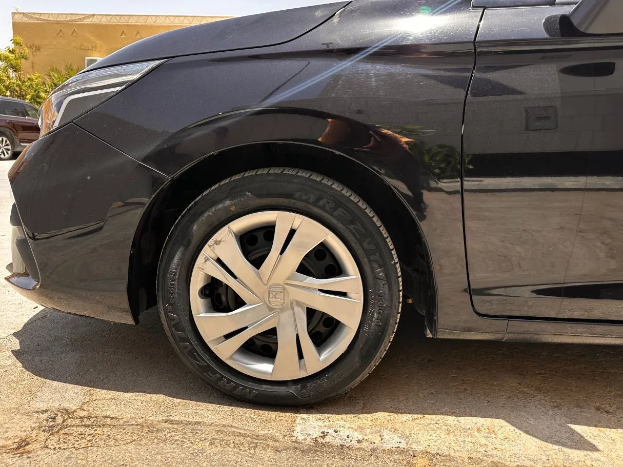 Car image 9