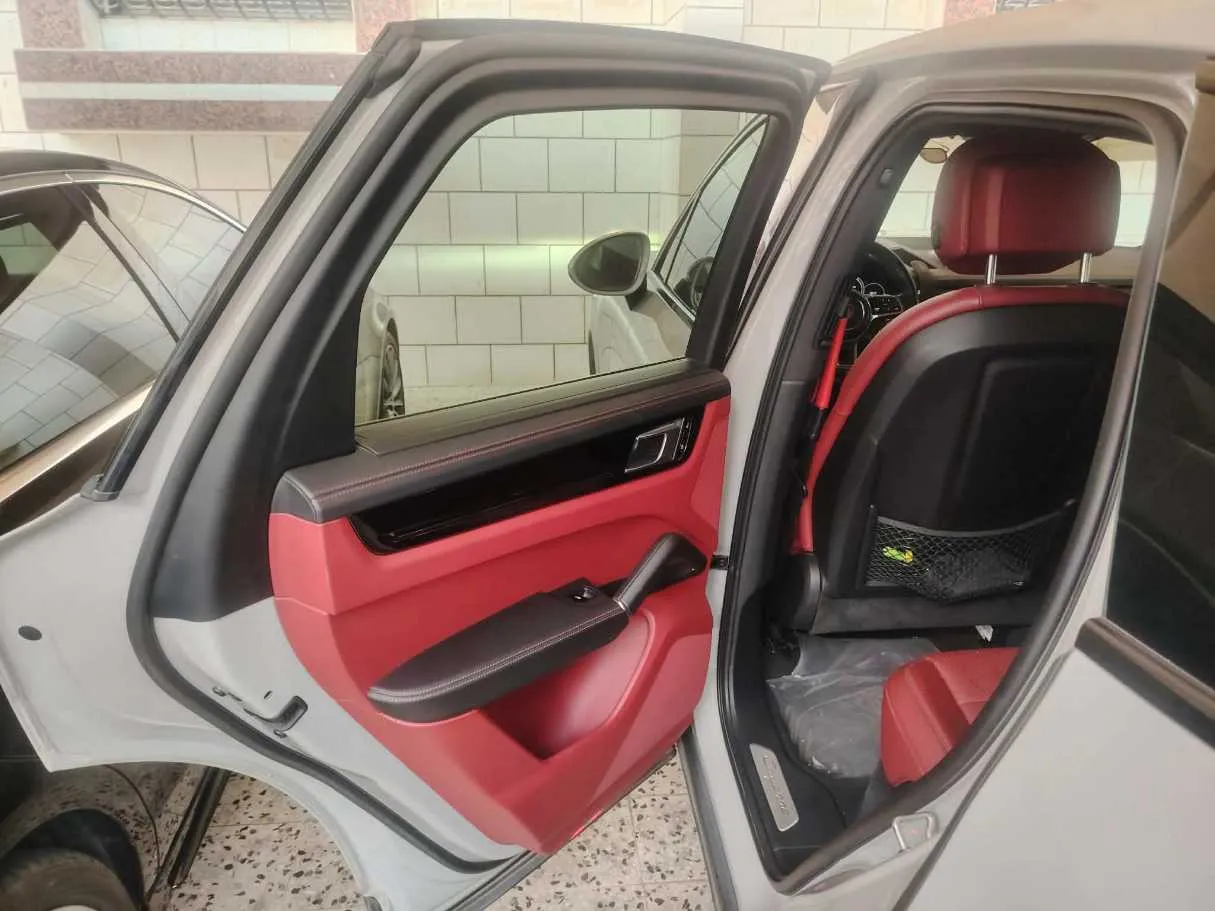 Car image 17