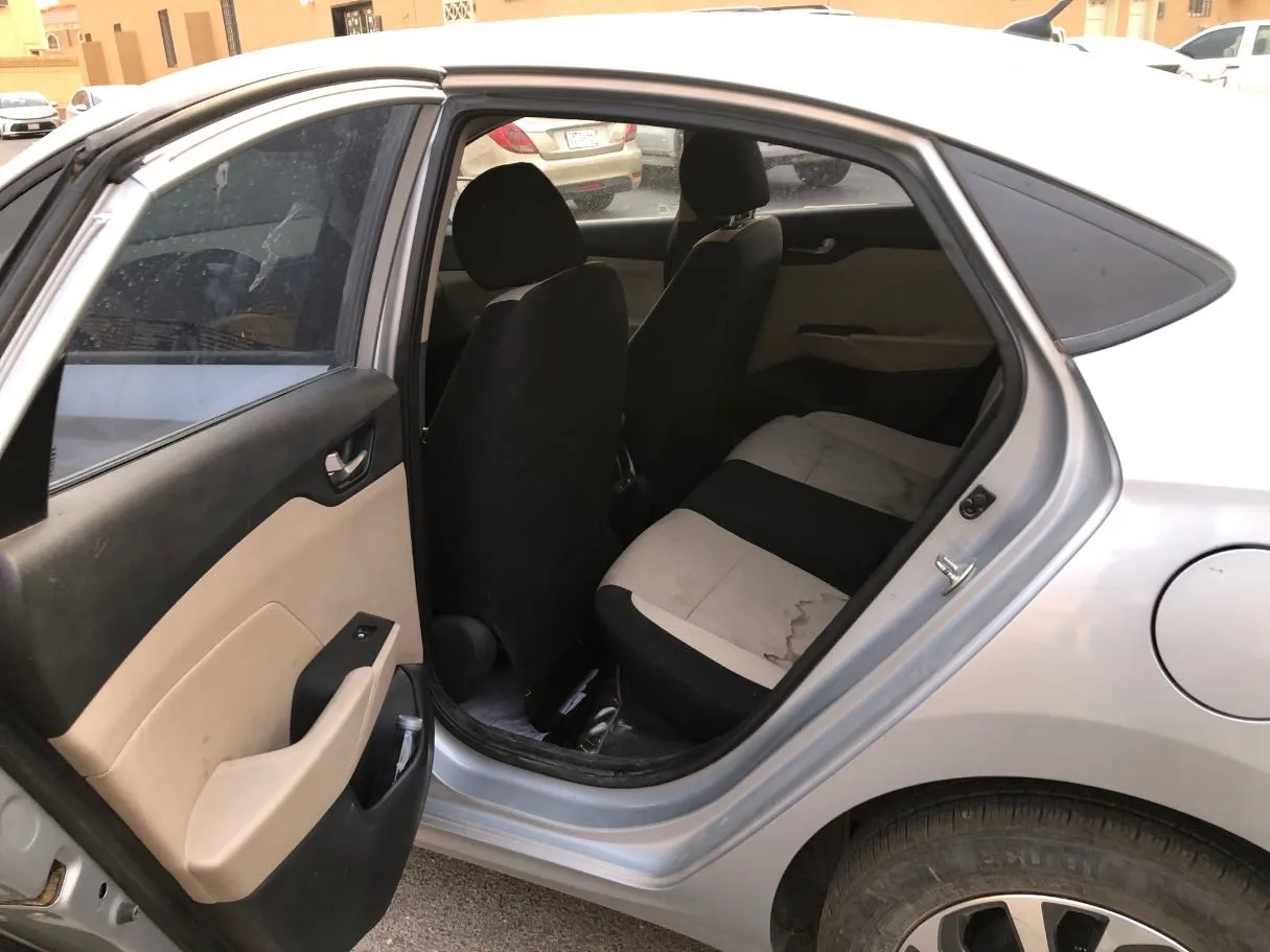 Car image 12
