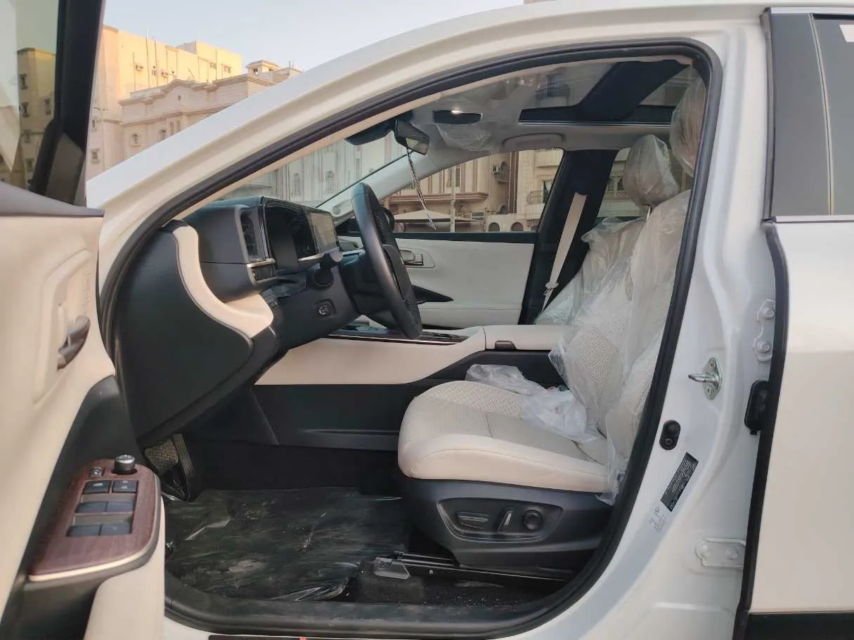 Car image 12