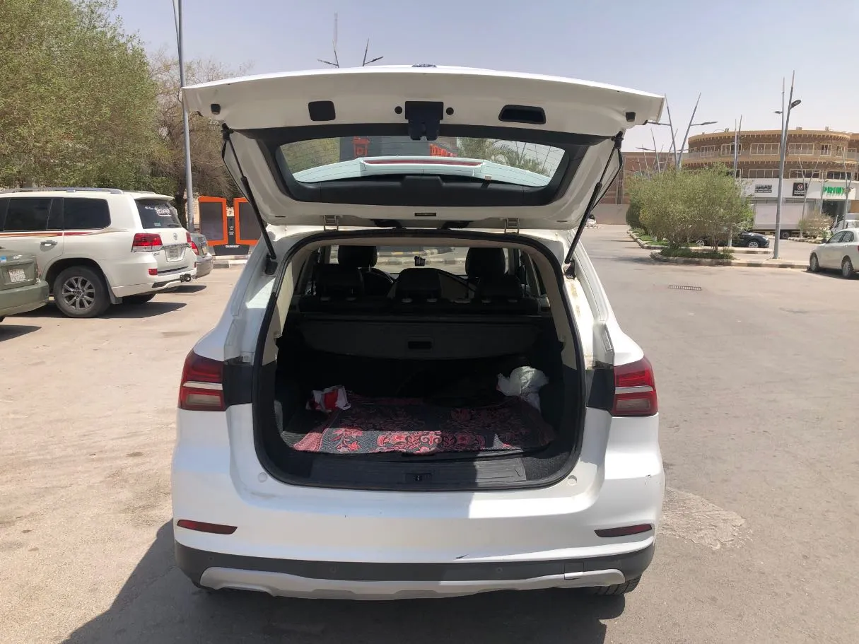 Car image 18