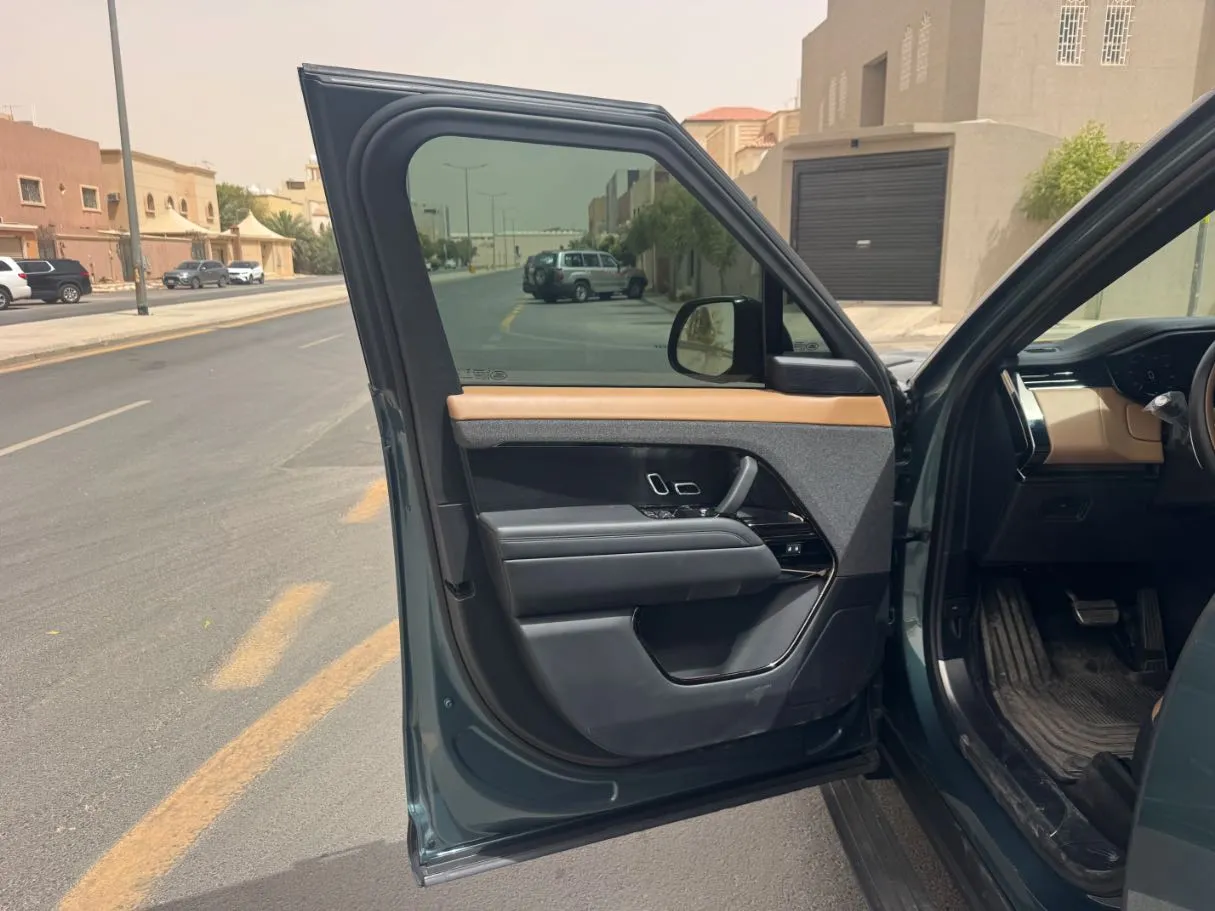 Car image 10
