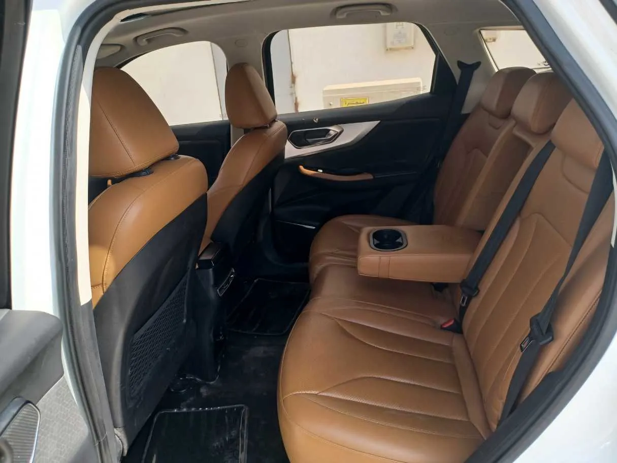 Car image 15