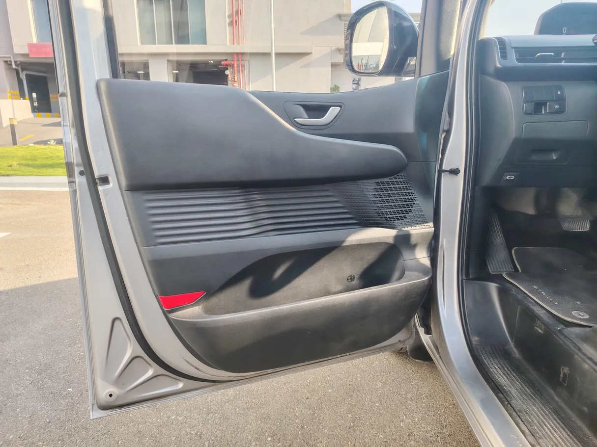 Car image 10