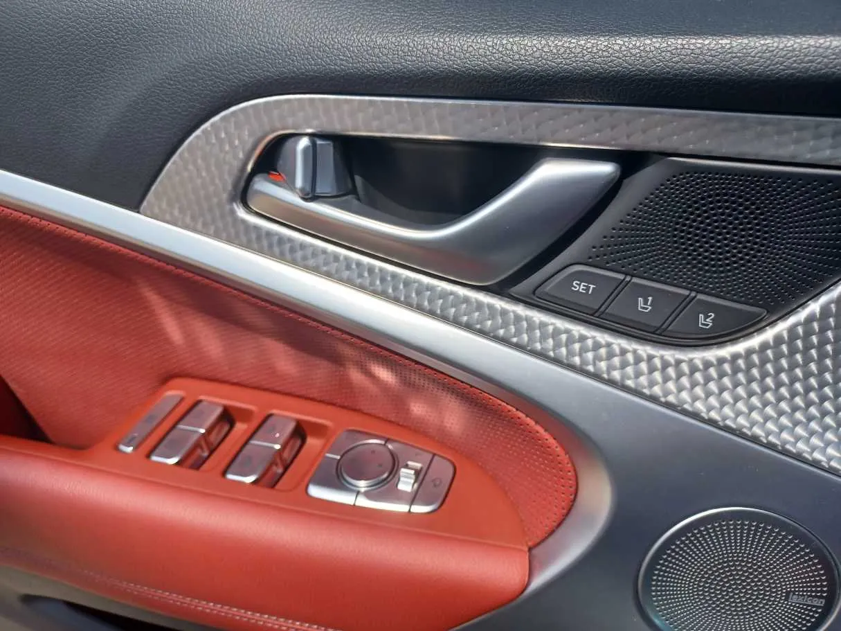 Car image 24