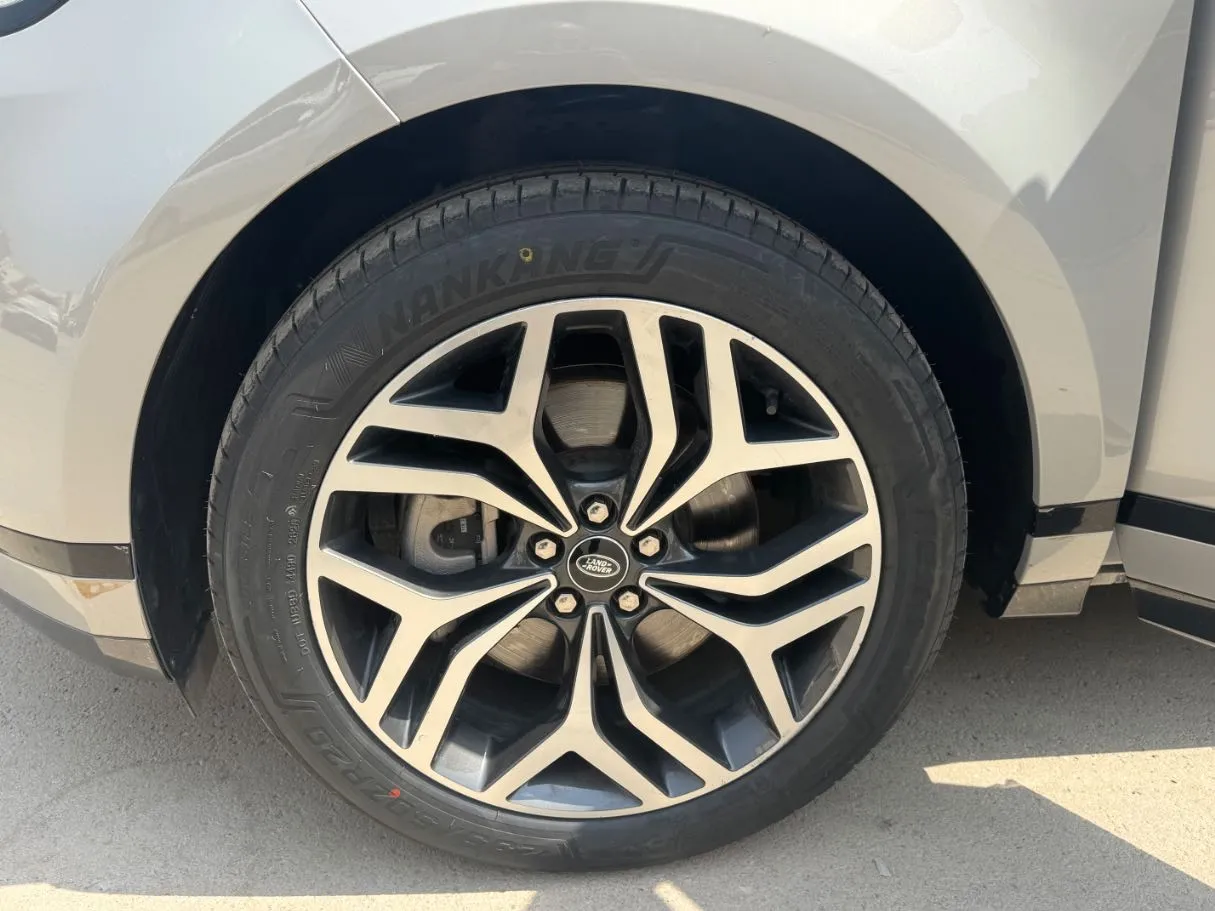Car image 9