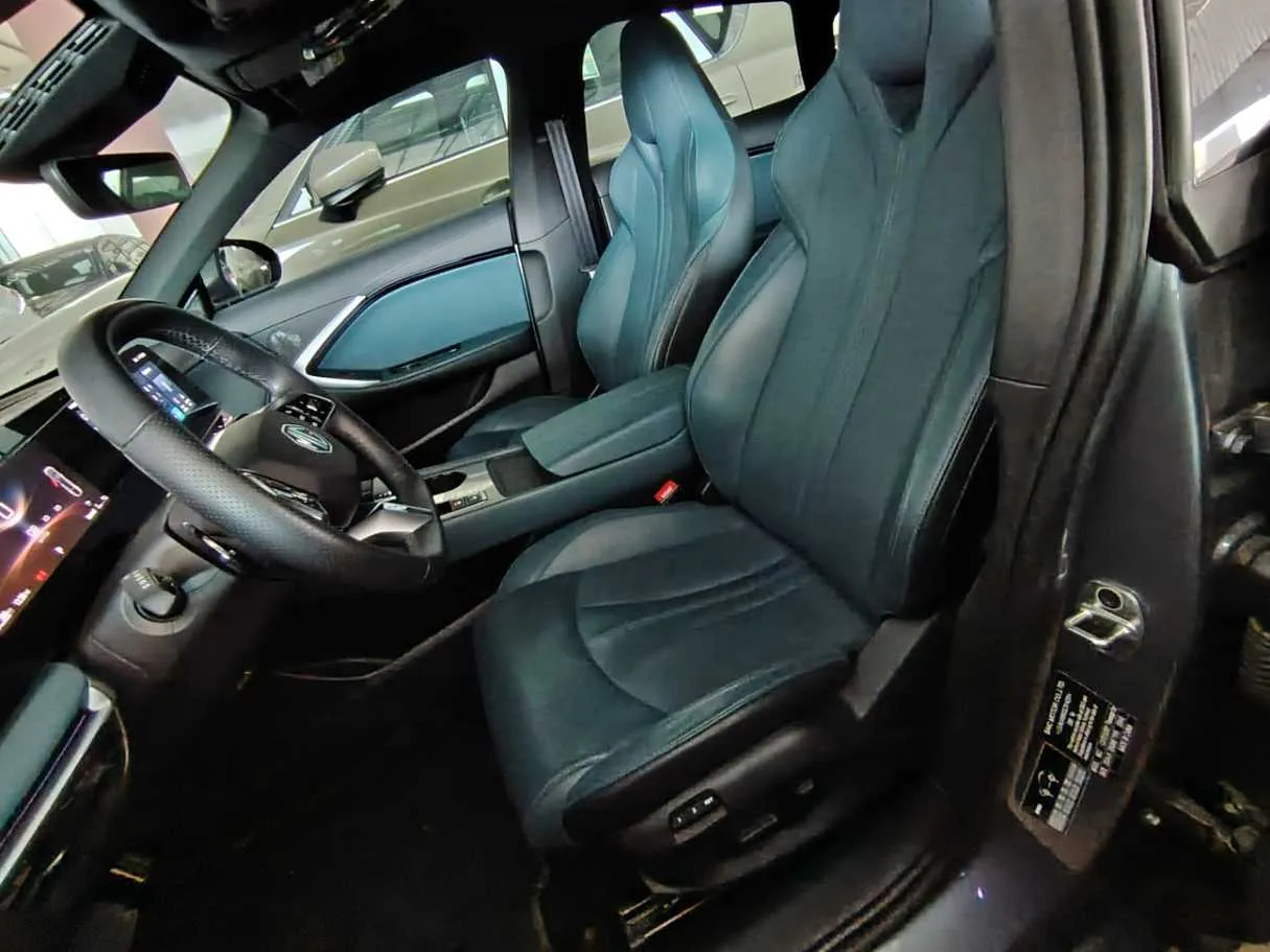 Car image 14