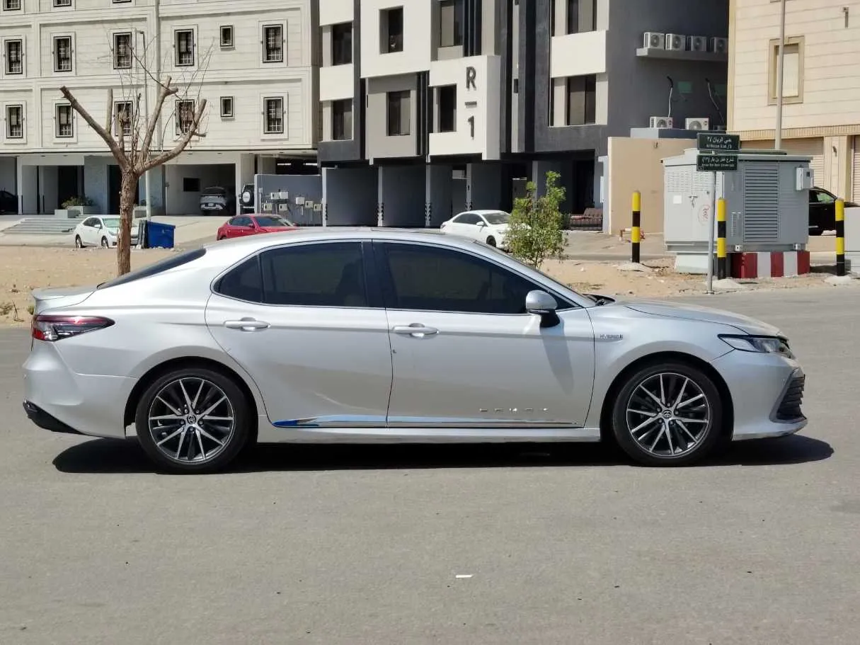 Car image 4
