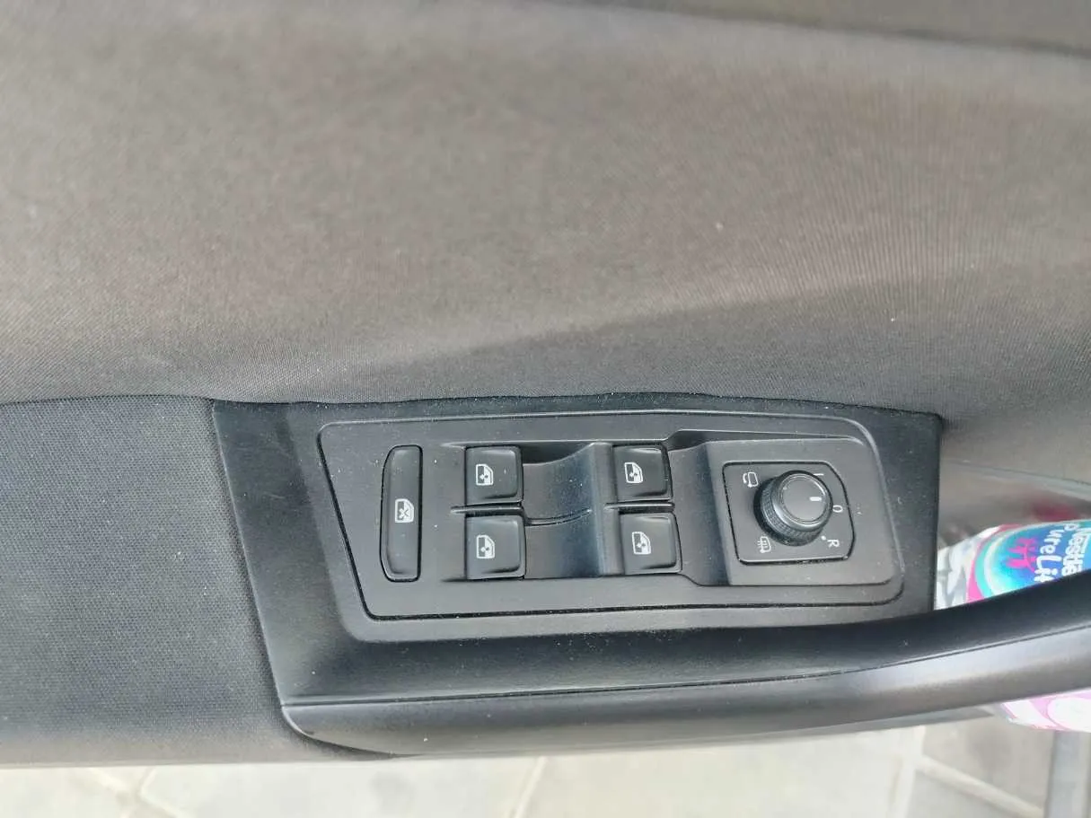 Car image 36