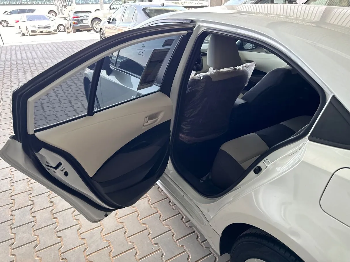 Car image 9