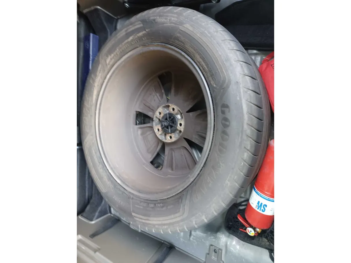 Car image 24