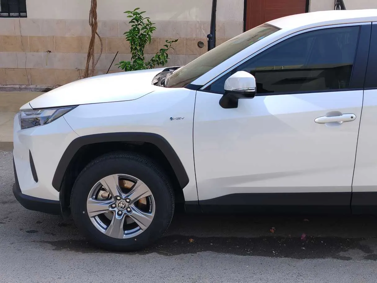 Car image 9